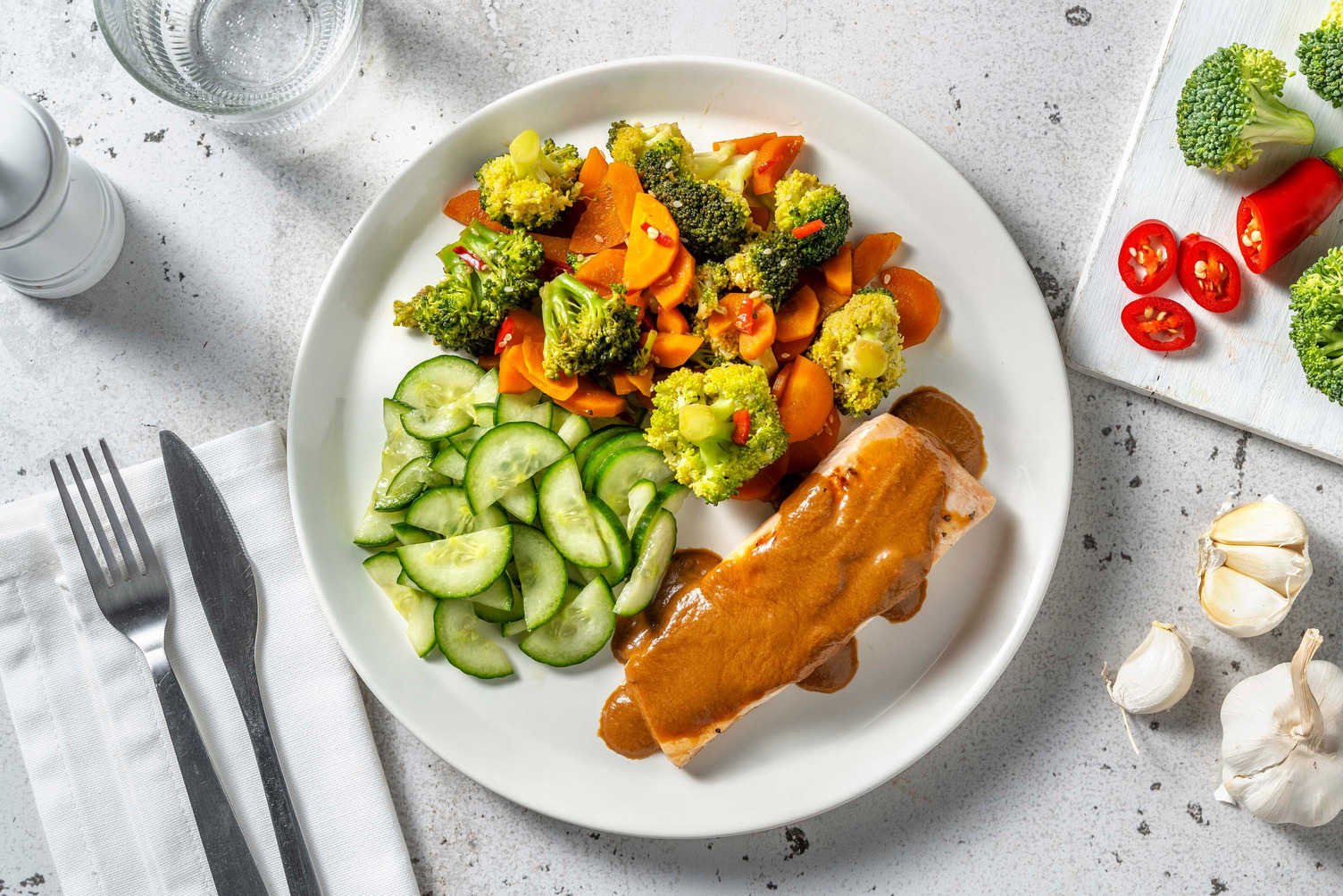 Saumon, sauce cacahuètes & wok de légumes