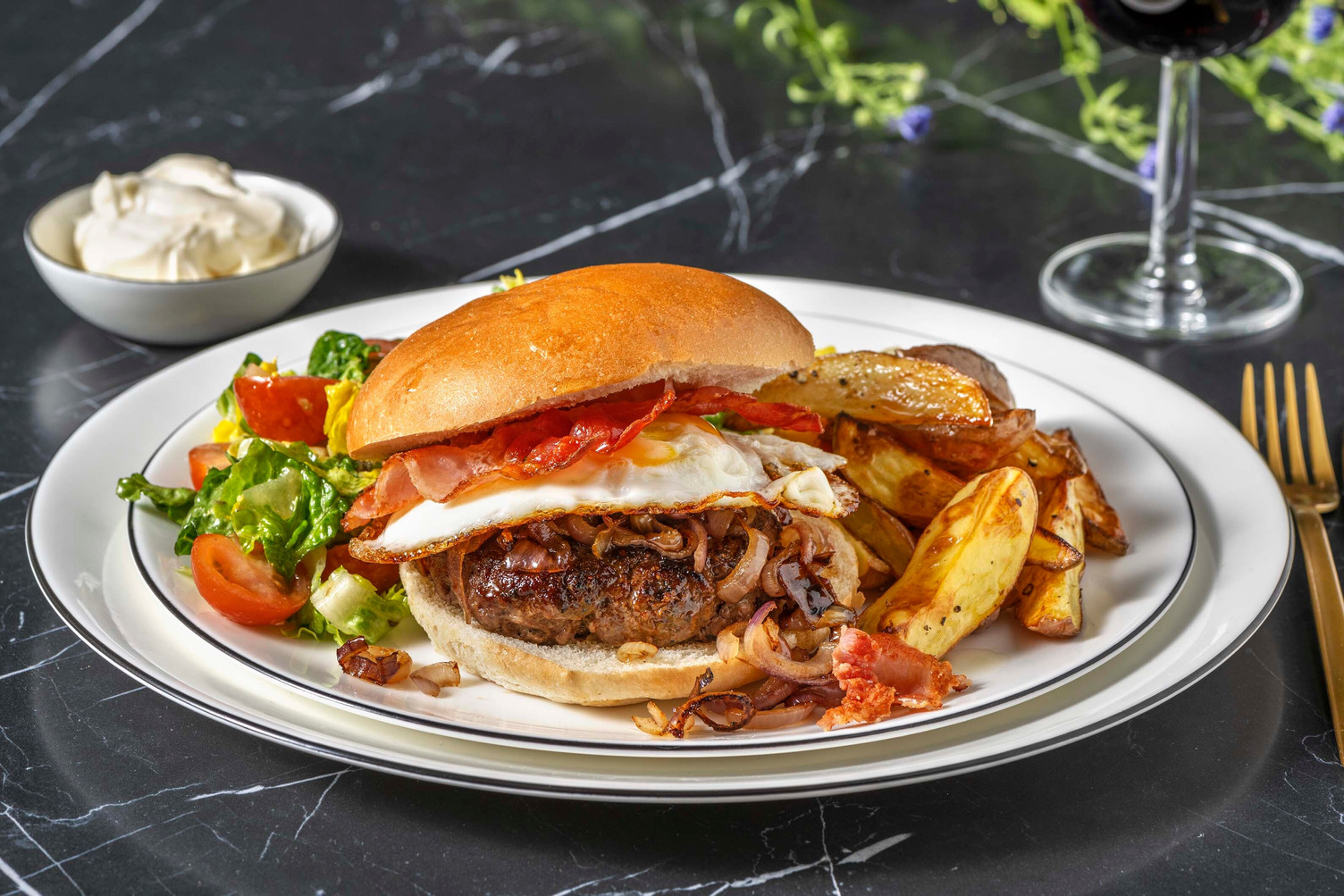 Burger de bœuf, œuf au plat & lard