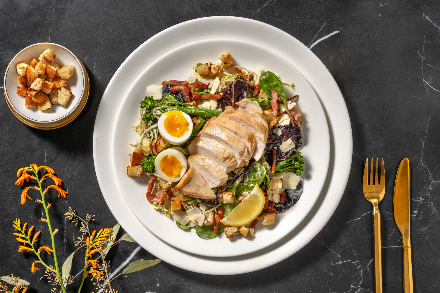 Salade César au poulet, lardons & croûtons