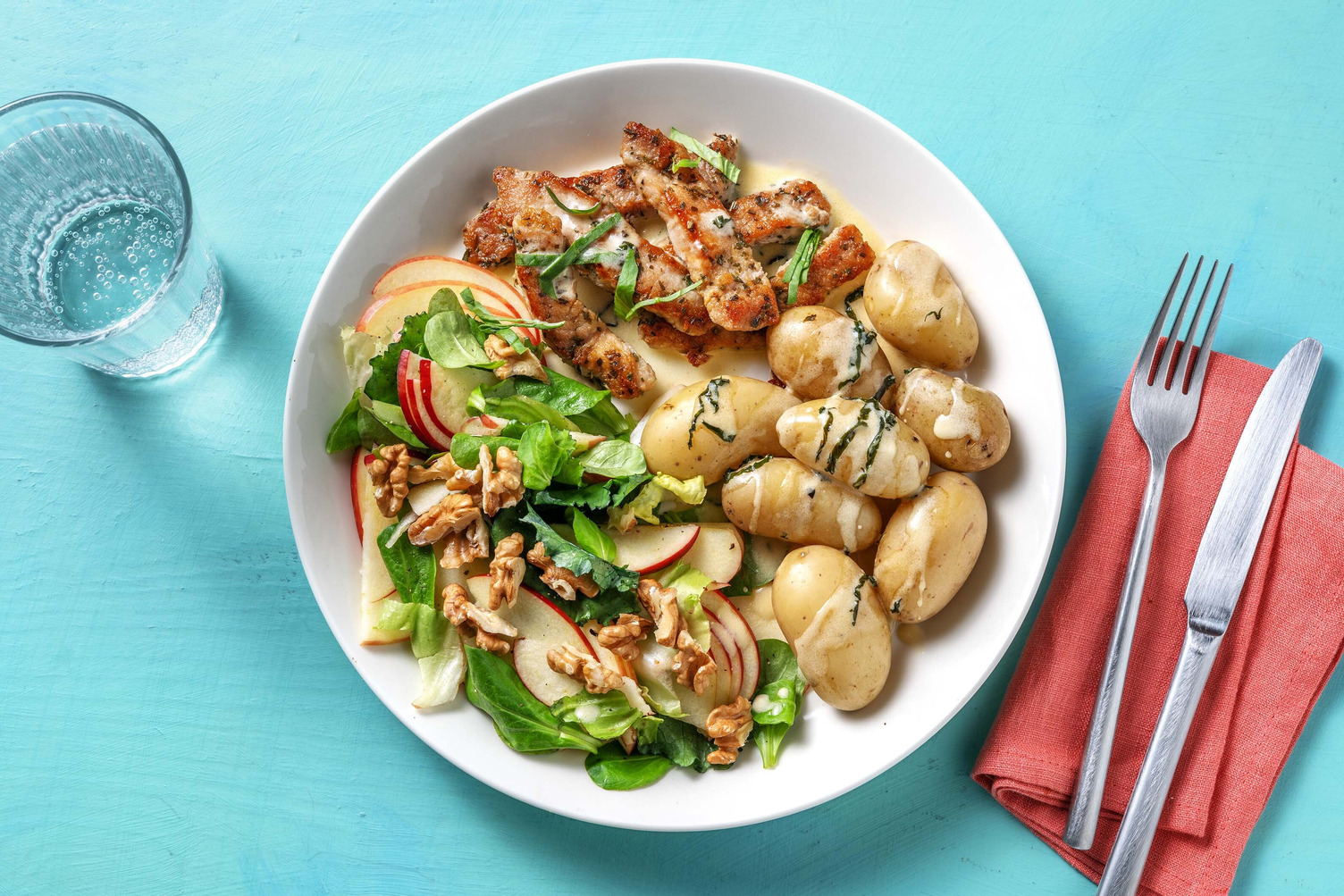 Fläskkött i basilikagräddsås