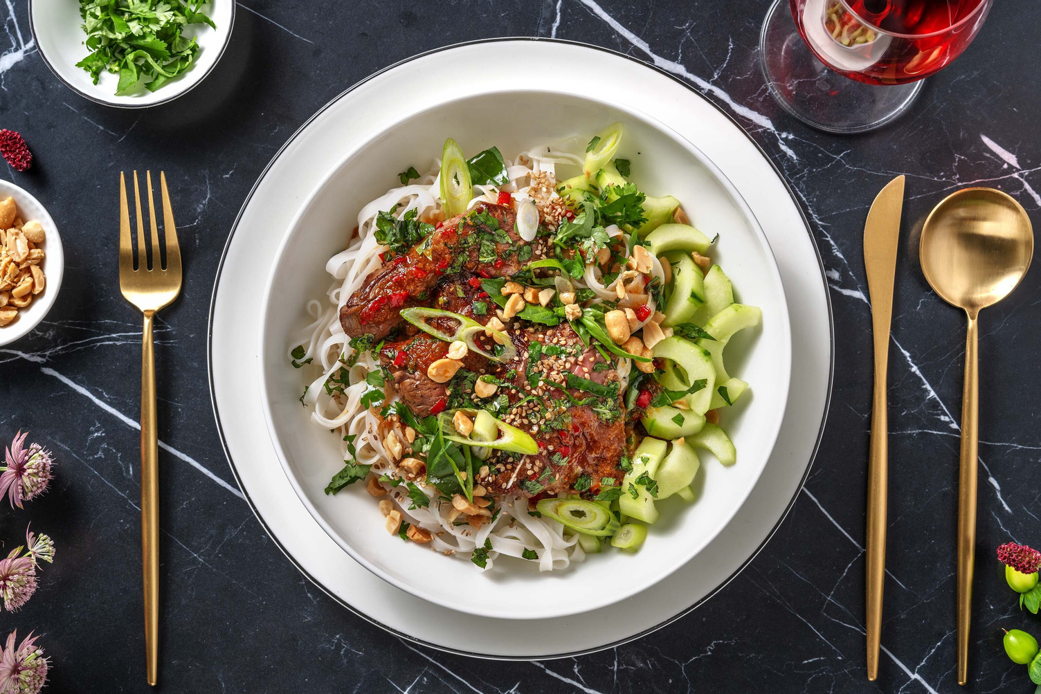 Salade thaï au bœuf mariné & cacahuètes