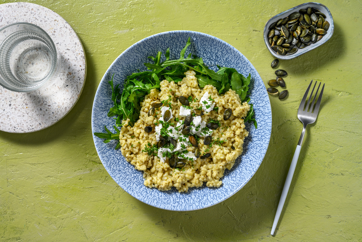 Risotto de pesto de albahaca y queso griego