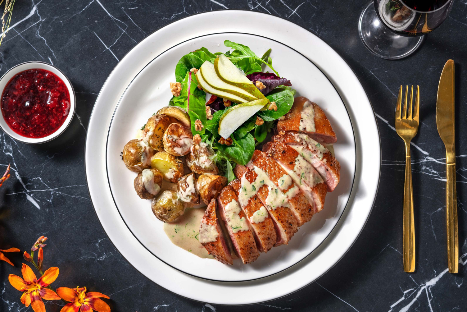 Stekt sous vide-and og kremet persillesaus