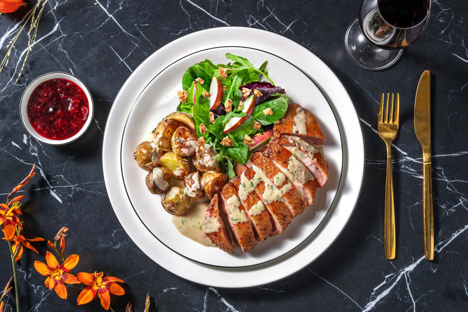 Stekt sous vide-and og tyttebærsyltetøy