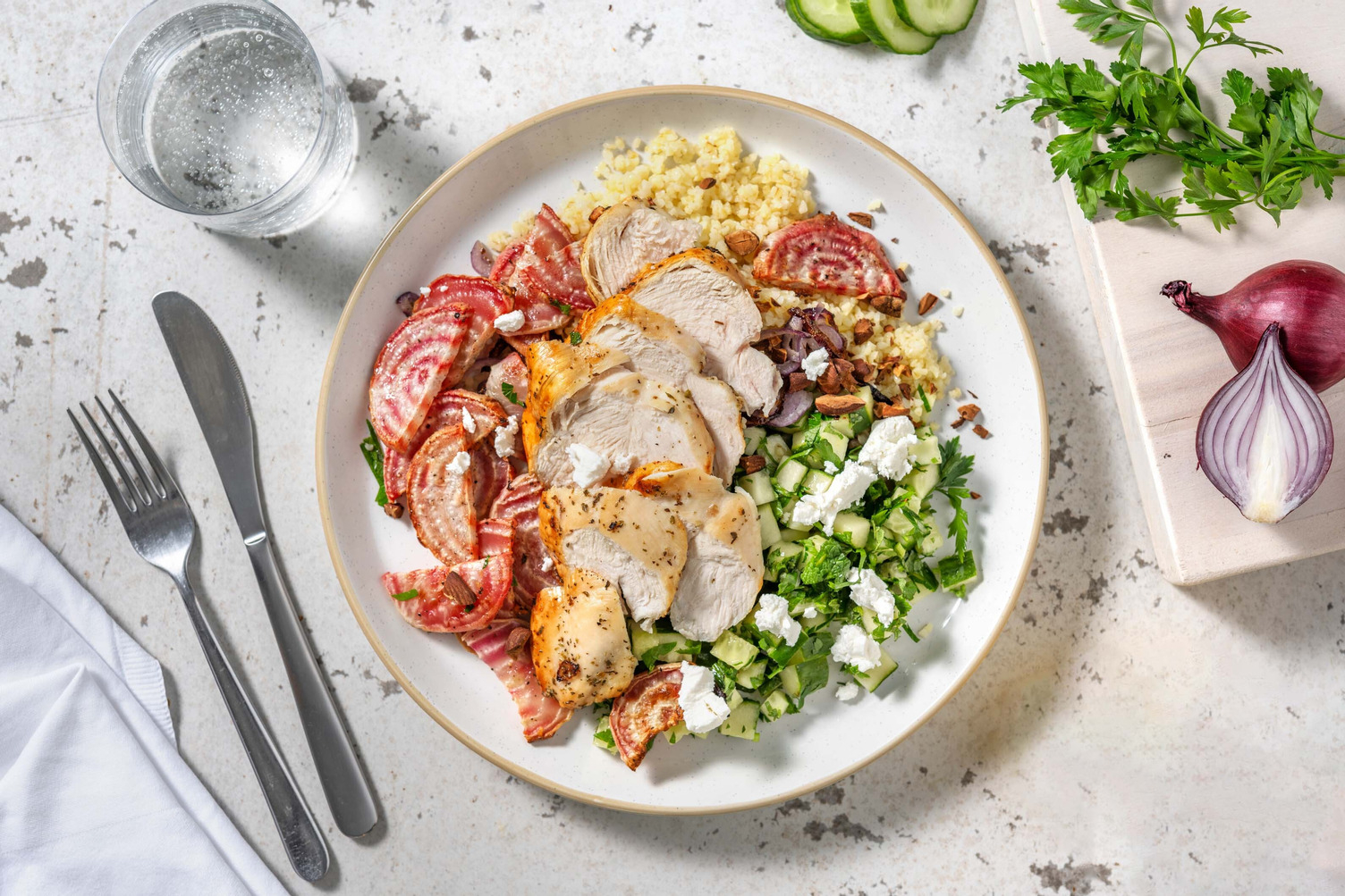 Bulgursalade met kipfilet en geroosterde chioggia biet