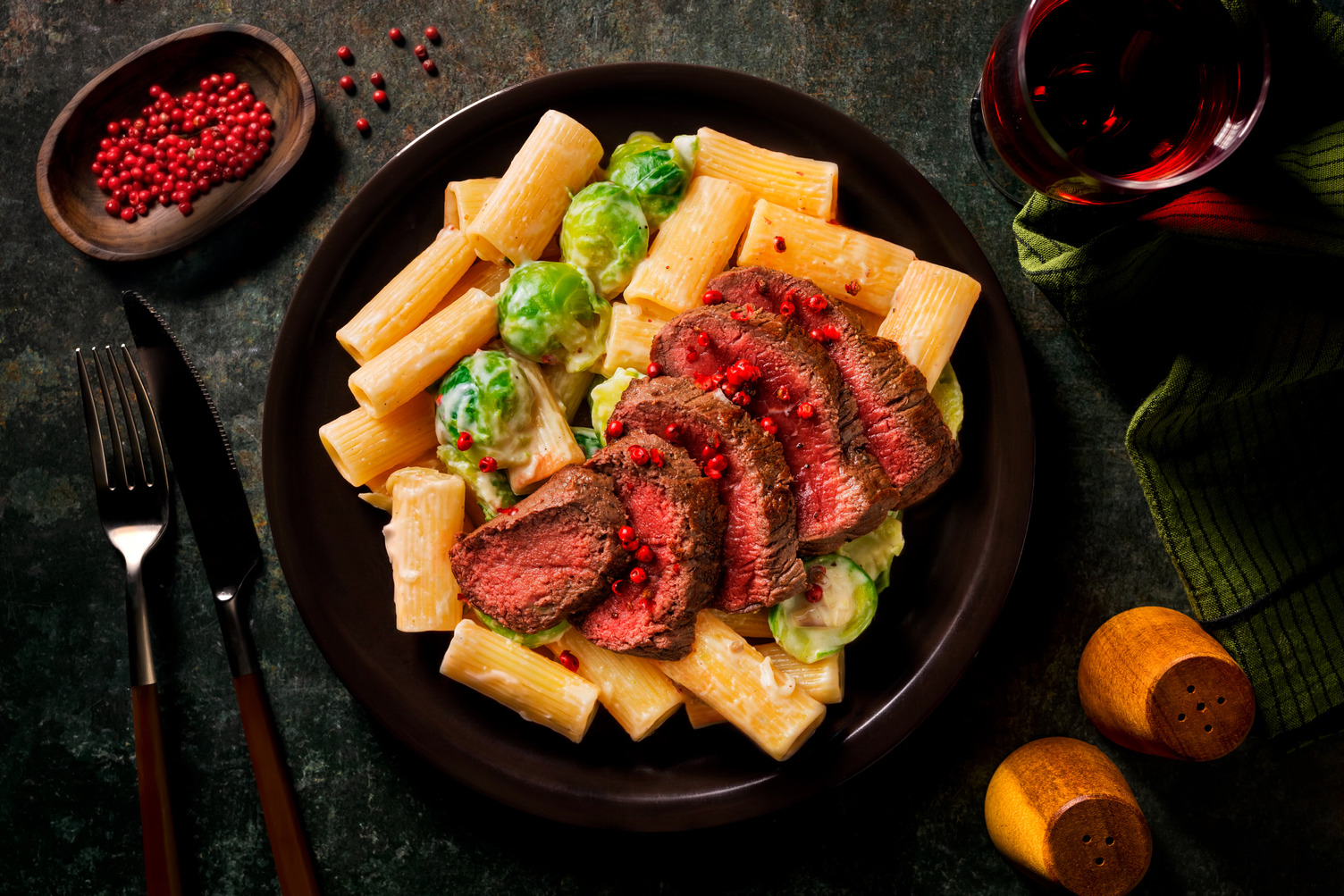 Rindersteak auf Rigatoni in Kampot-Pfefferrahm
