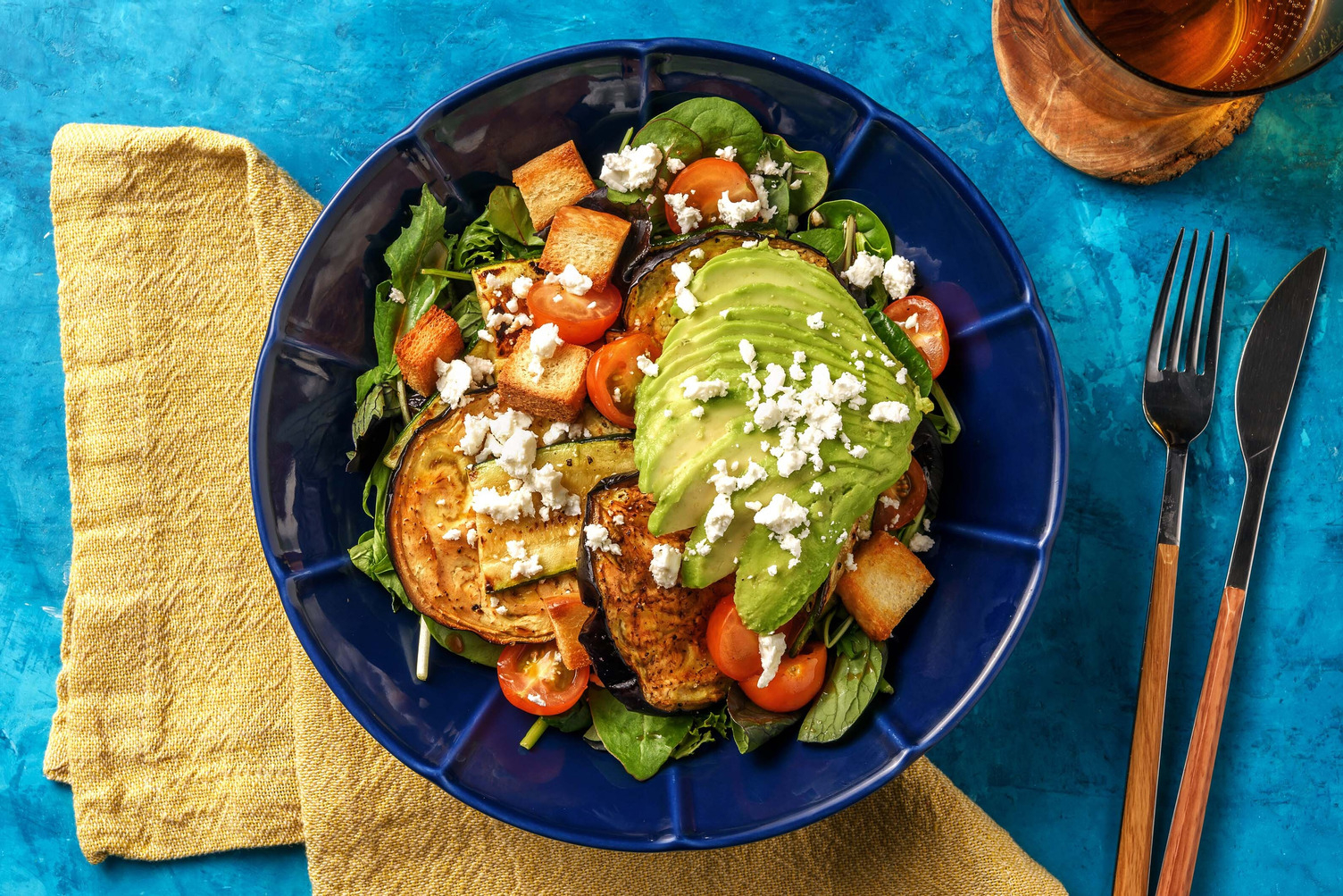 Insalata cotta e cruda con avocado