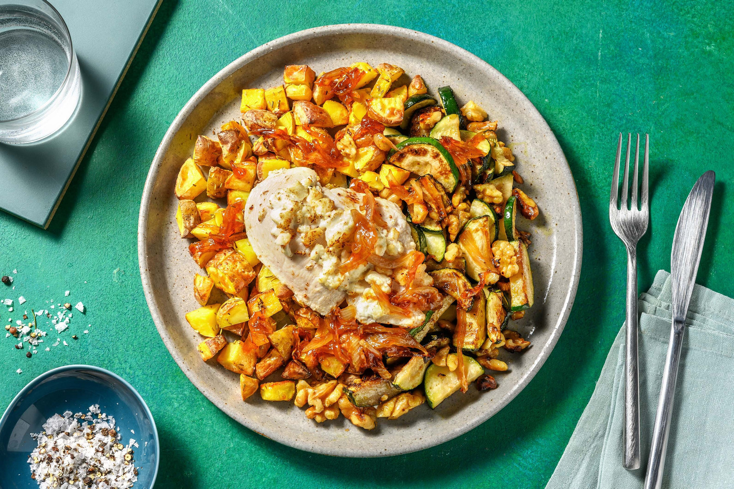 Pollo arrosto con feta e cipolle caramellate