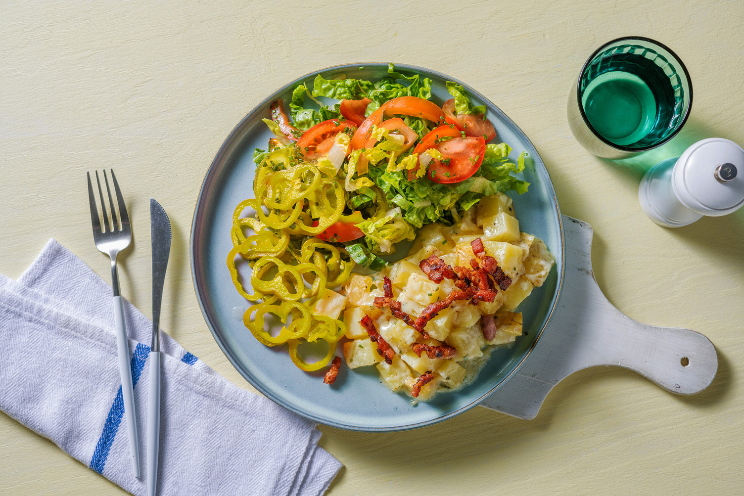 Pommes de terre aux lardons, crème fraîche et fromage mi-vieux