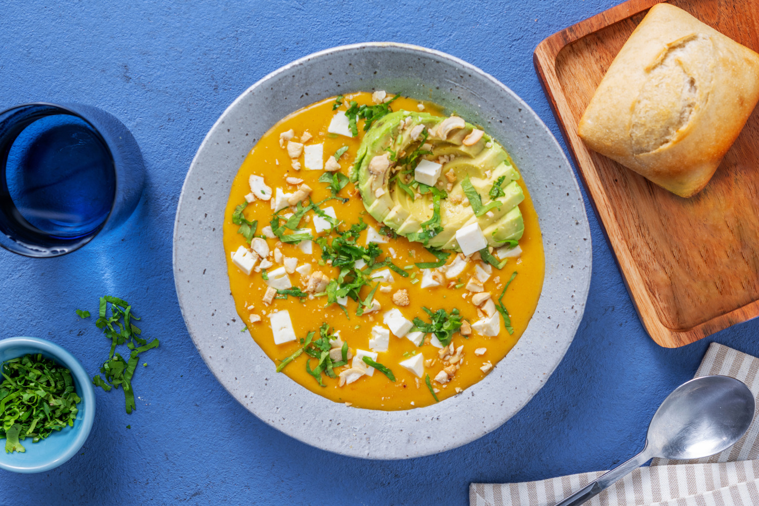 Soupe sud-américaine du potager & avocat frais