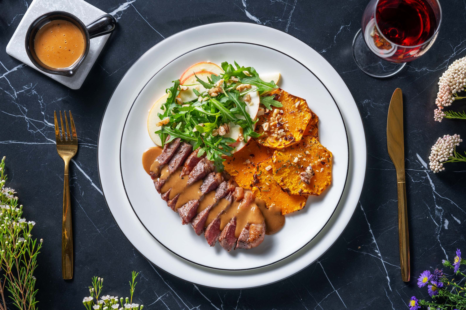 Pandestegt steak og cremet ostesauce