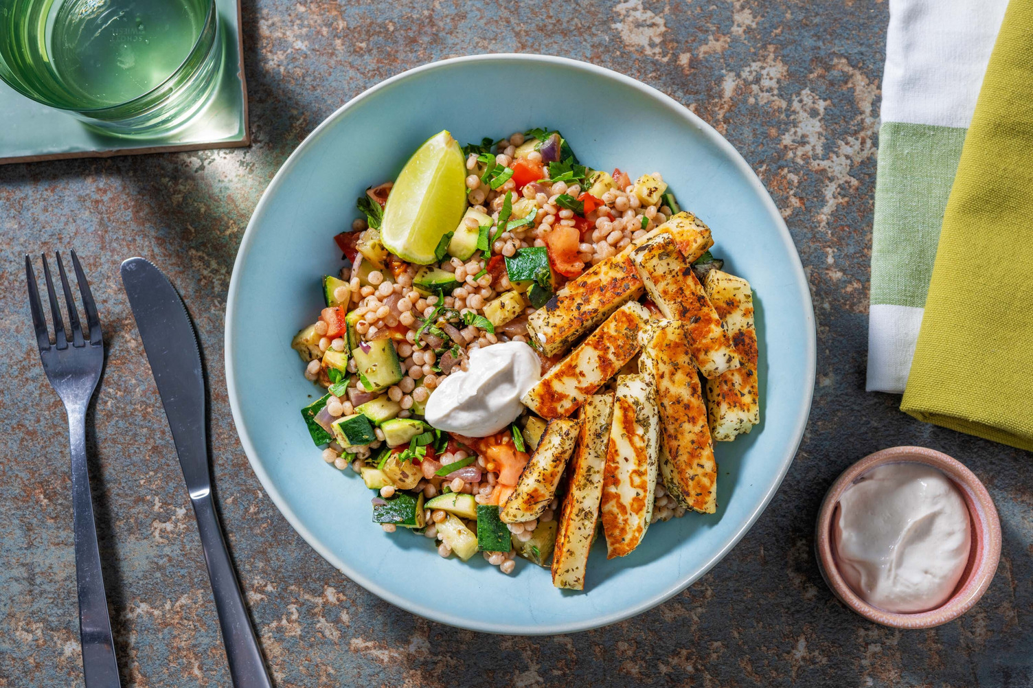 Salade de semoule et frites de halloumi