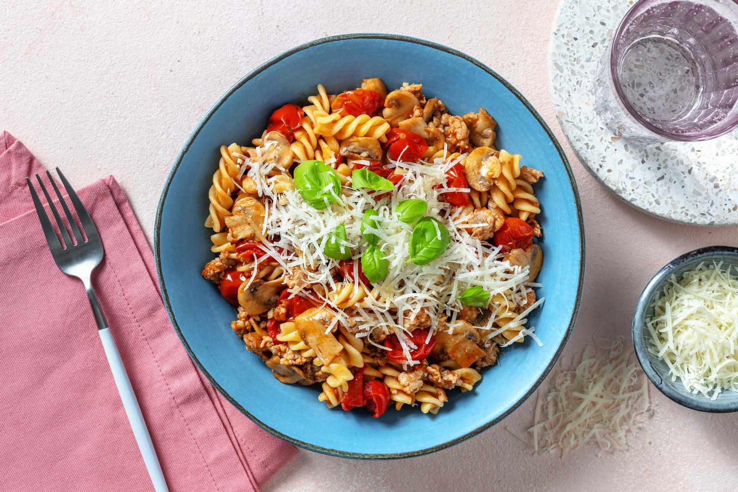 Fusilli con sugo di salsiccia e funghi