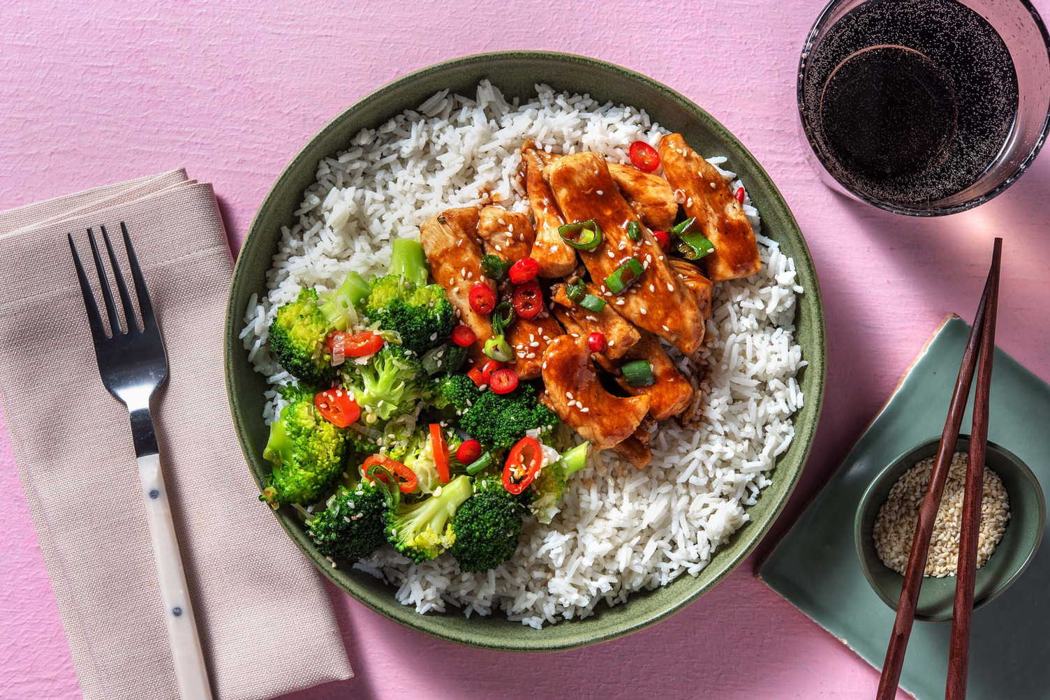 Bowl di pollo glassato e broccoli saltati