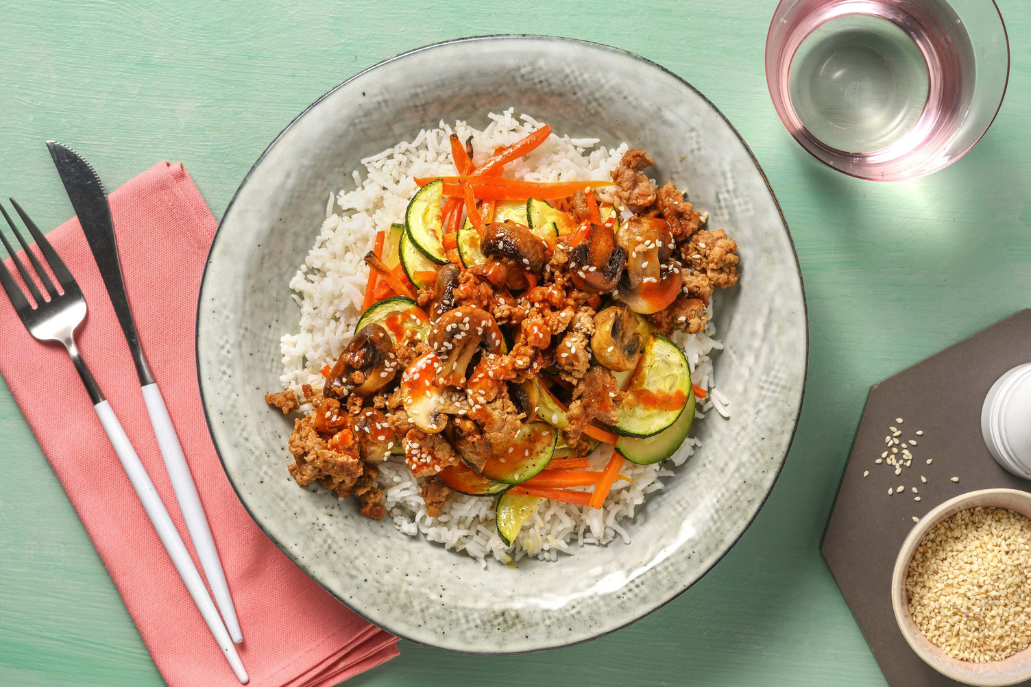 Bibimbap alla coreana con pollo e funghi 