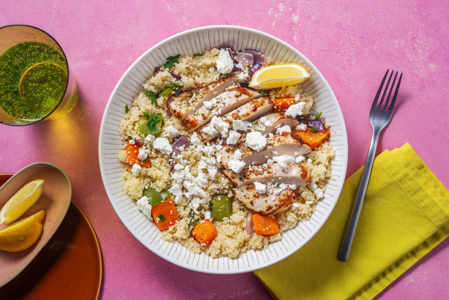 Pollo alle erbe con couscous e salsa di formaggio greco