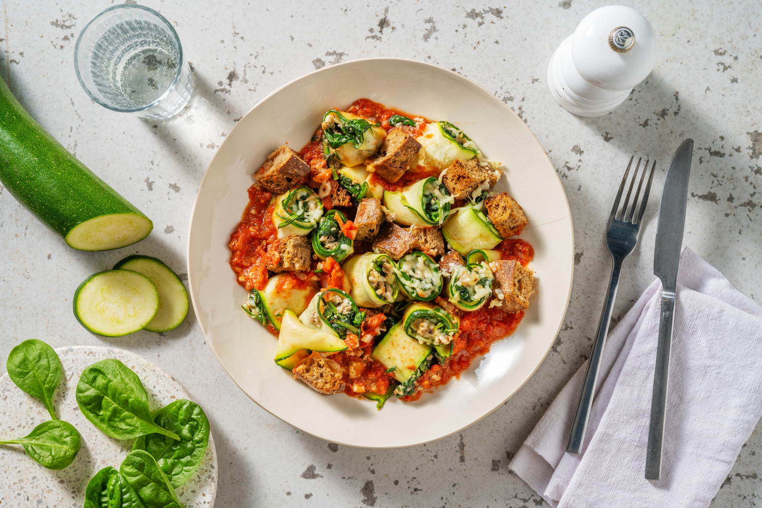 Courgetterolletjes met veggie gehakt in tomatensaus