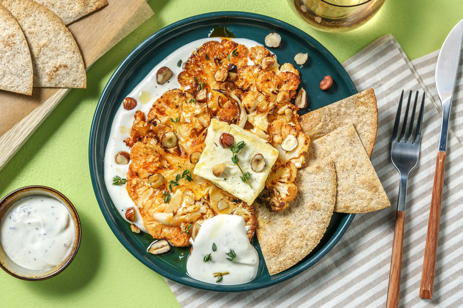 Cavolfiore romano al forno con formaggio greco e chips di tortilla