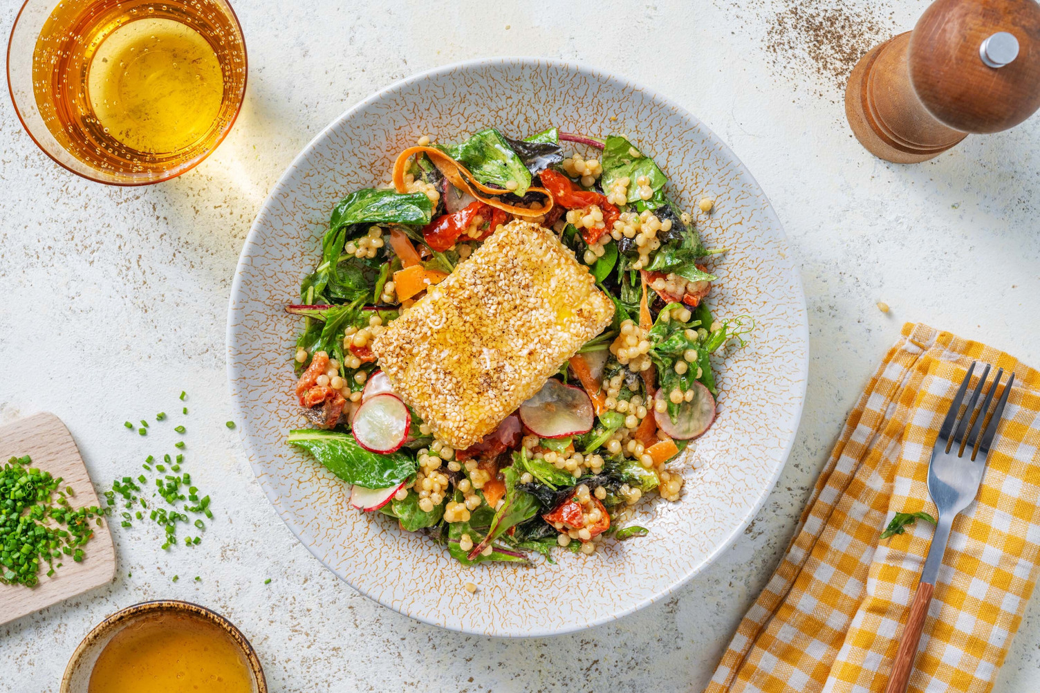 Salade de couscous perlé, feta rôtie & sésame