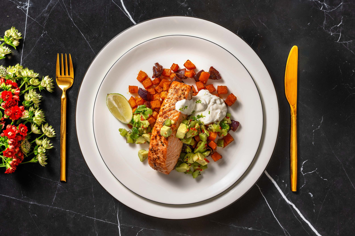 Saumon rôti, crema & salsa kiwi-avocat