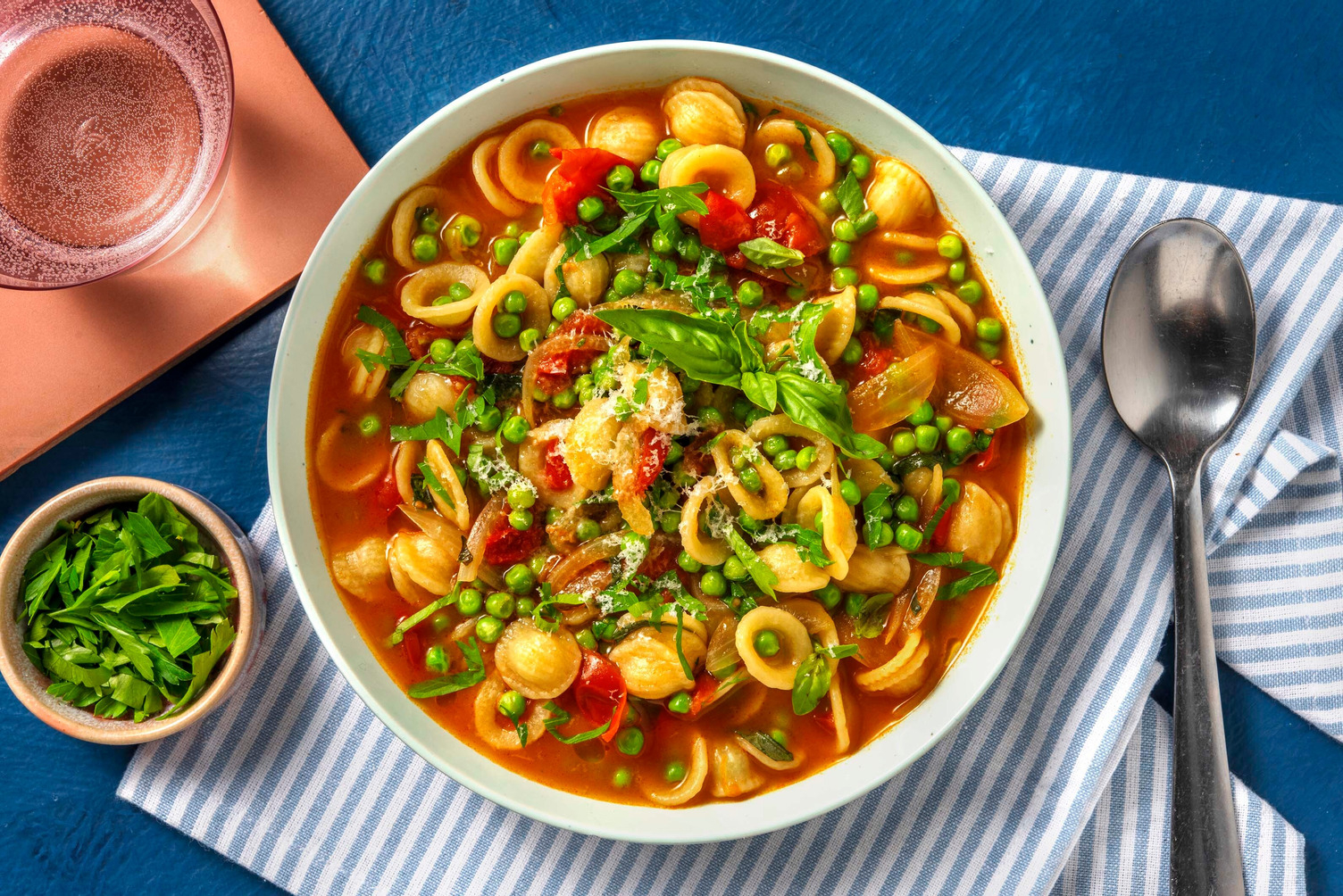 Orecchiette con pancetta, piselli e pomodorini
