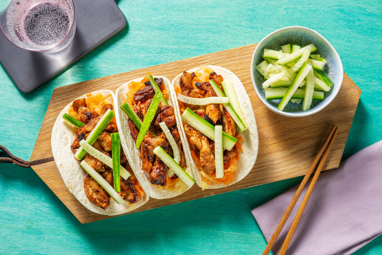 Tacos giapponesi di pollo e pickles di cetrioli