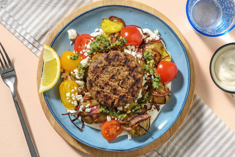 Basilikumpesto auf Knusperkartoffeln & veganem Pattie