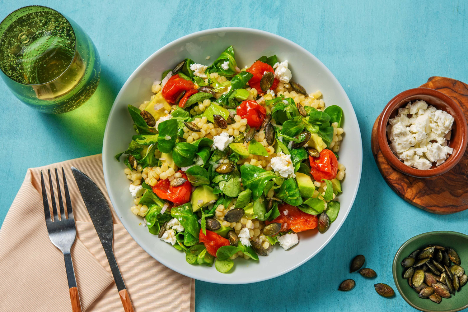 Salade de couscous perlé, crudités & dip d'avocat