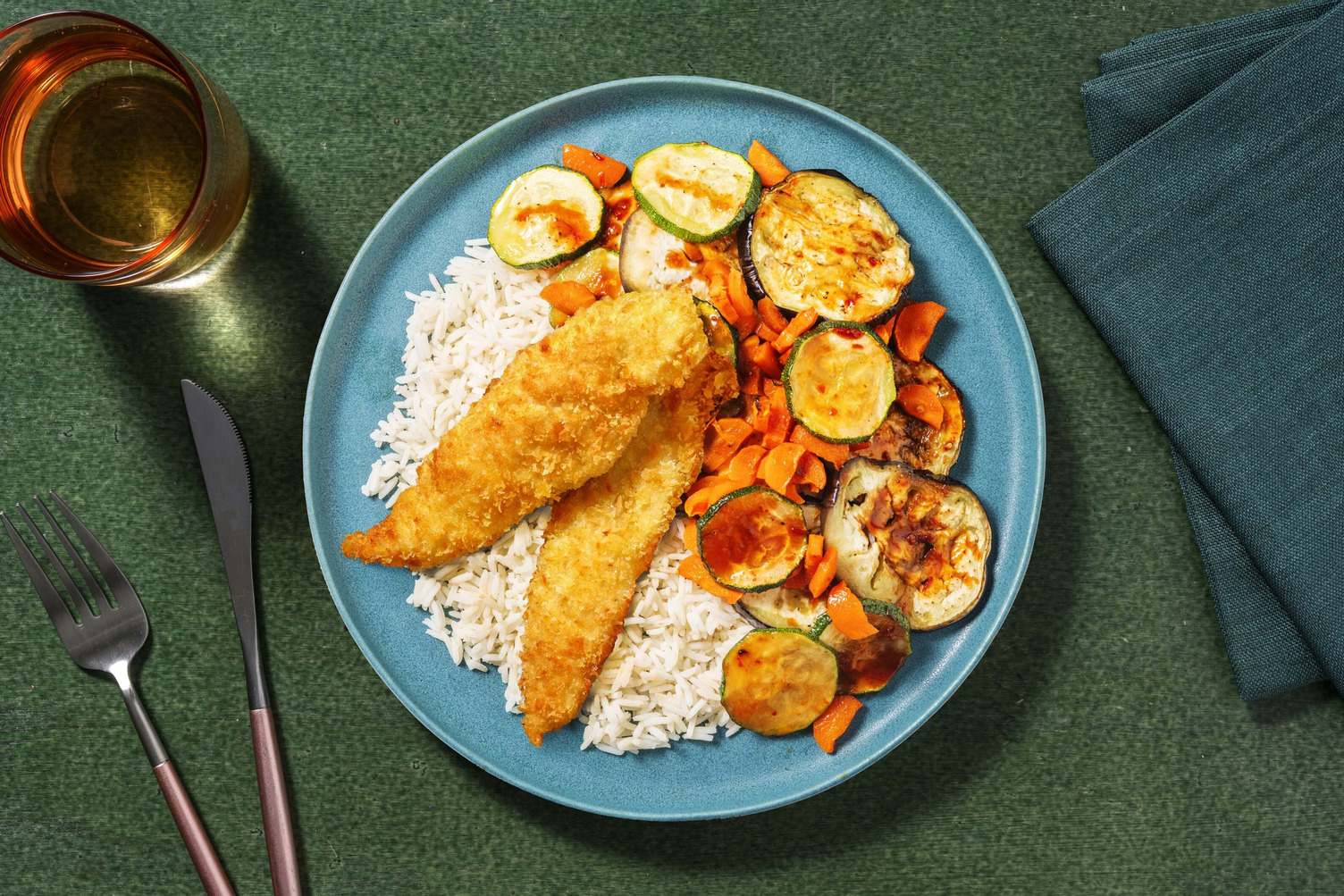 Poulet pané croquant et légumes laqués en sauce miel-soja