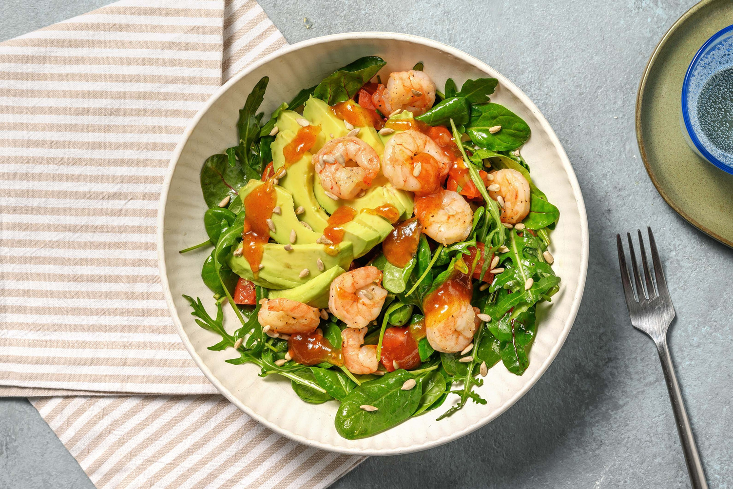 Salade aux crevettes, avocat et tomate