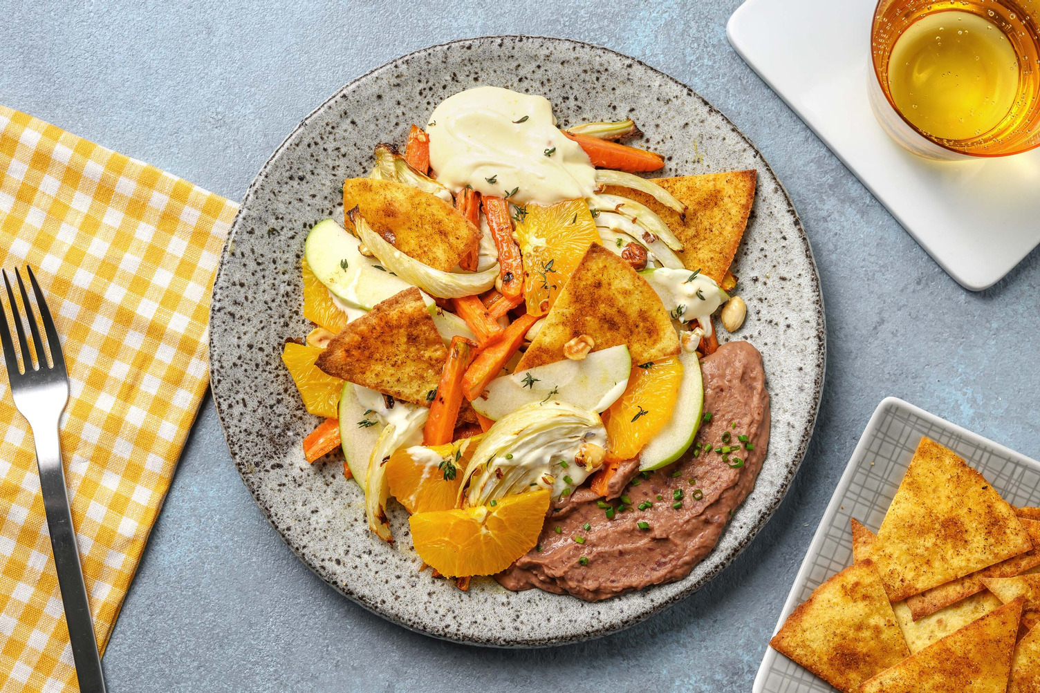 Insalata aromatica di frutta e verdura con chips di mais 