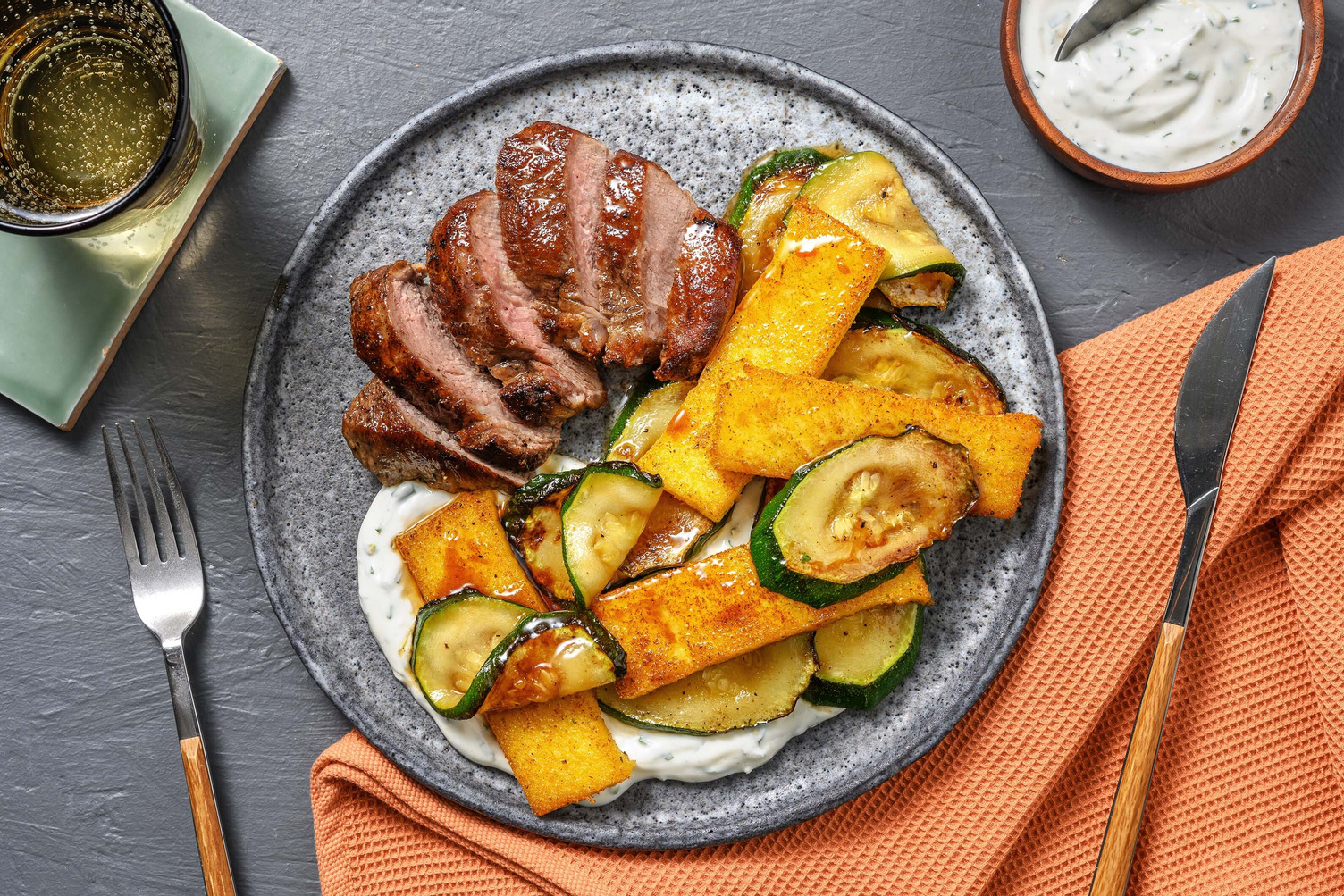  Straccetti di manzo, chips di polenta e zucchine 
