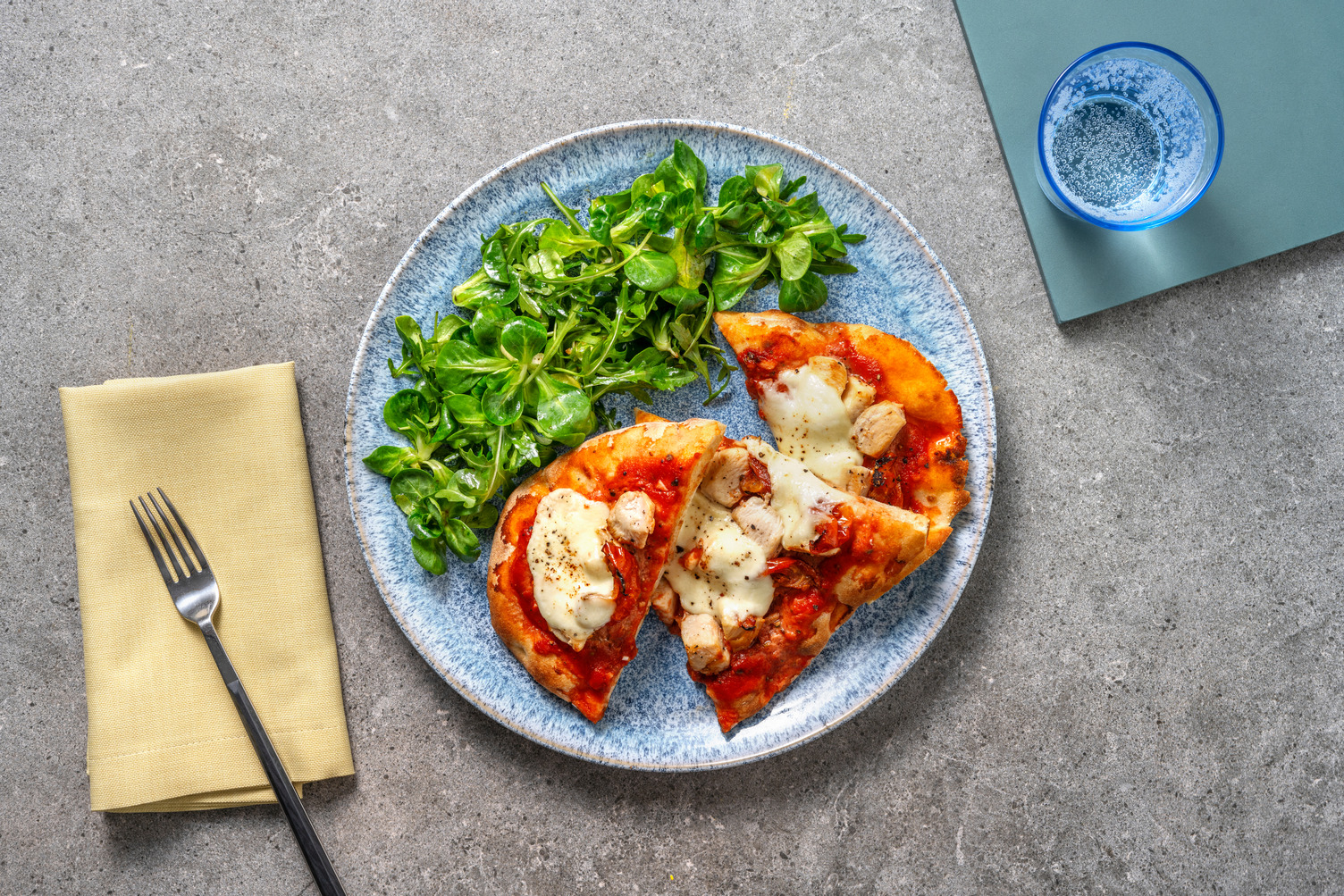 Pizza au poulet grillé sur pain naan