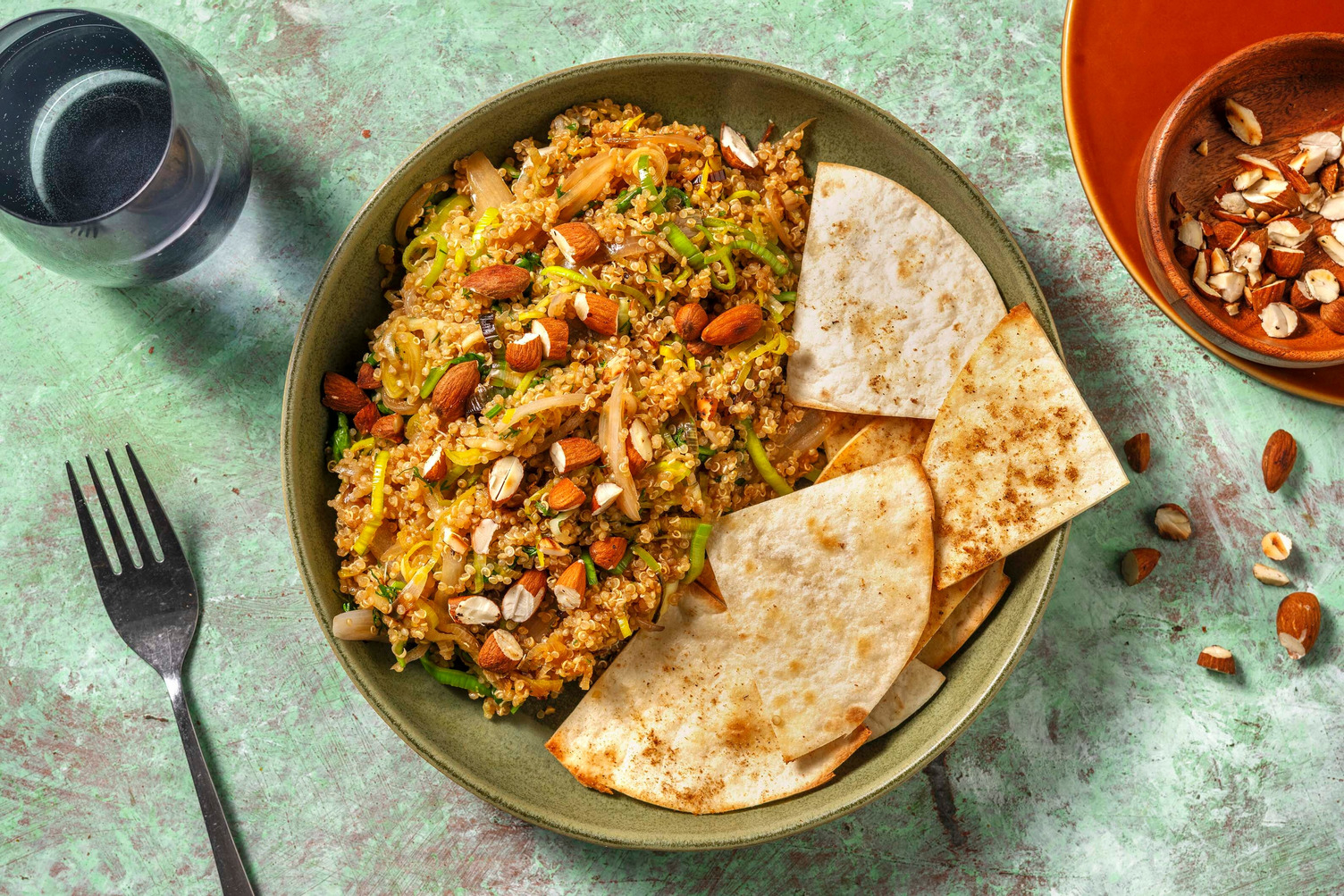 Quinoa con porri saltati, spinacini e mandorle