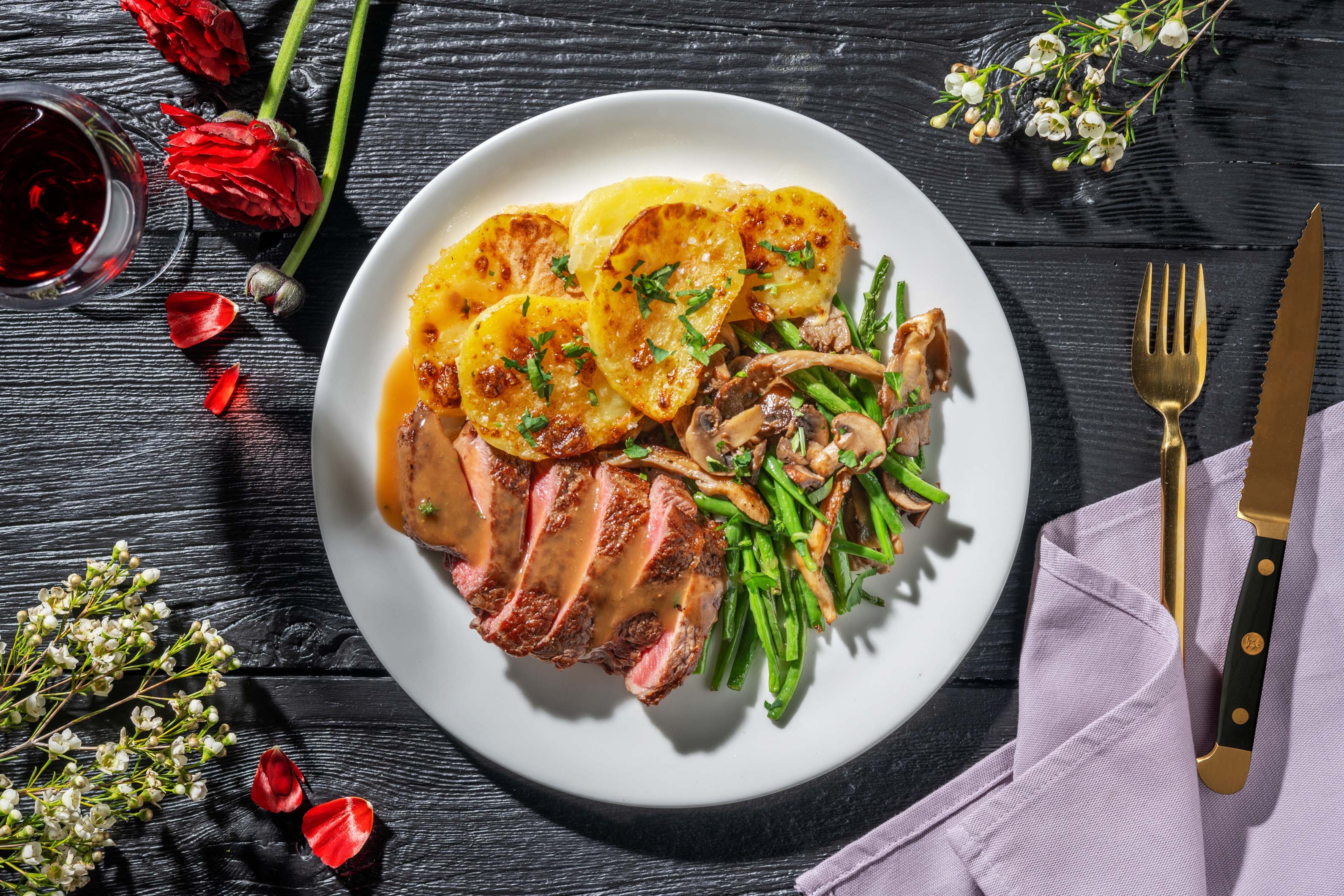 Steaks de filet de bœuf rôtis en sauce aux champignons
