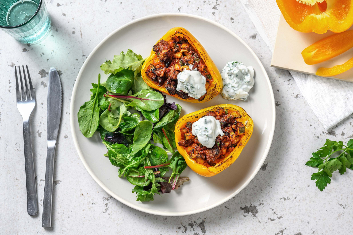 Poivrons farcis au bœuf haché & sauce aux herbes