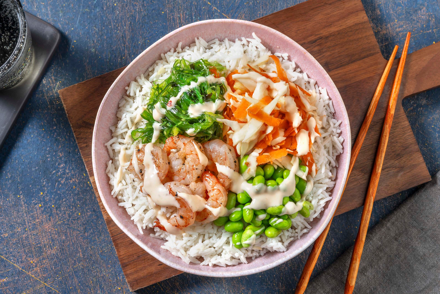 Poké bowl met garnalen en zeekraal