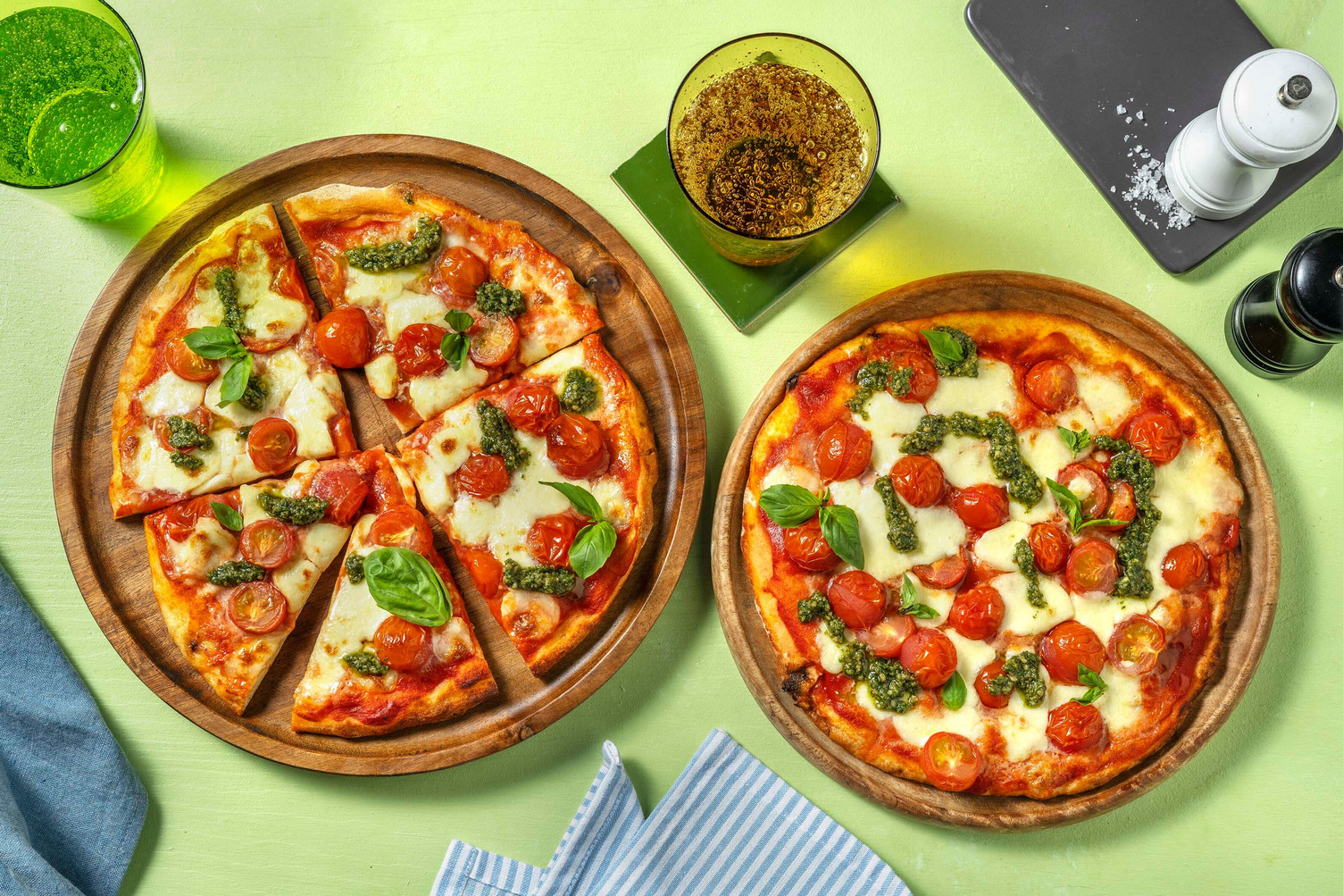 Pizza margherita met kerstomaten en groene pesto