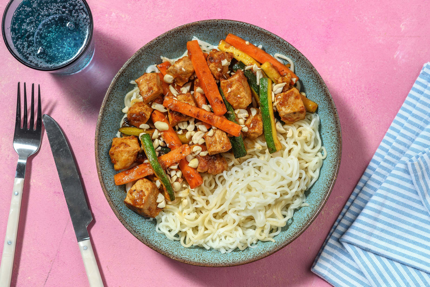 Bowl orientale di maiale e arachidi