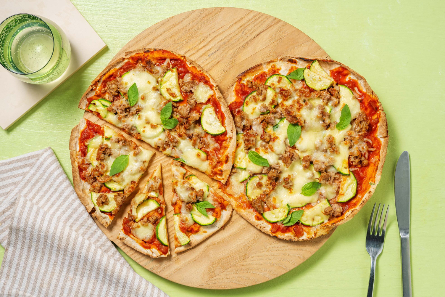Pizza bolognese met mozzarella en vers basilicum