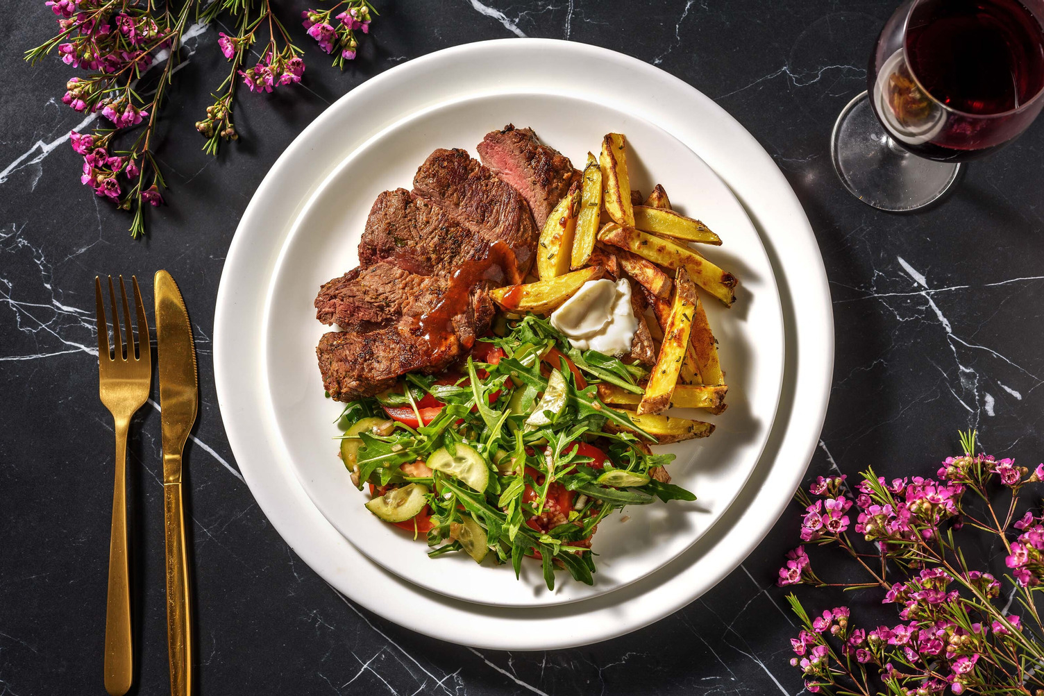 Marineret steak og rødvinssauce