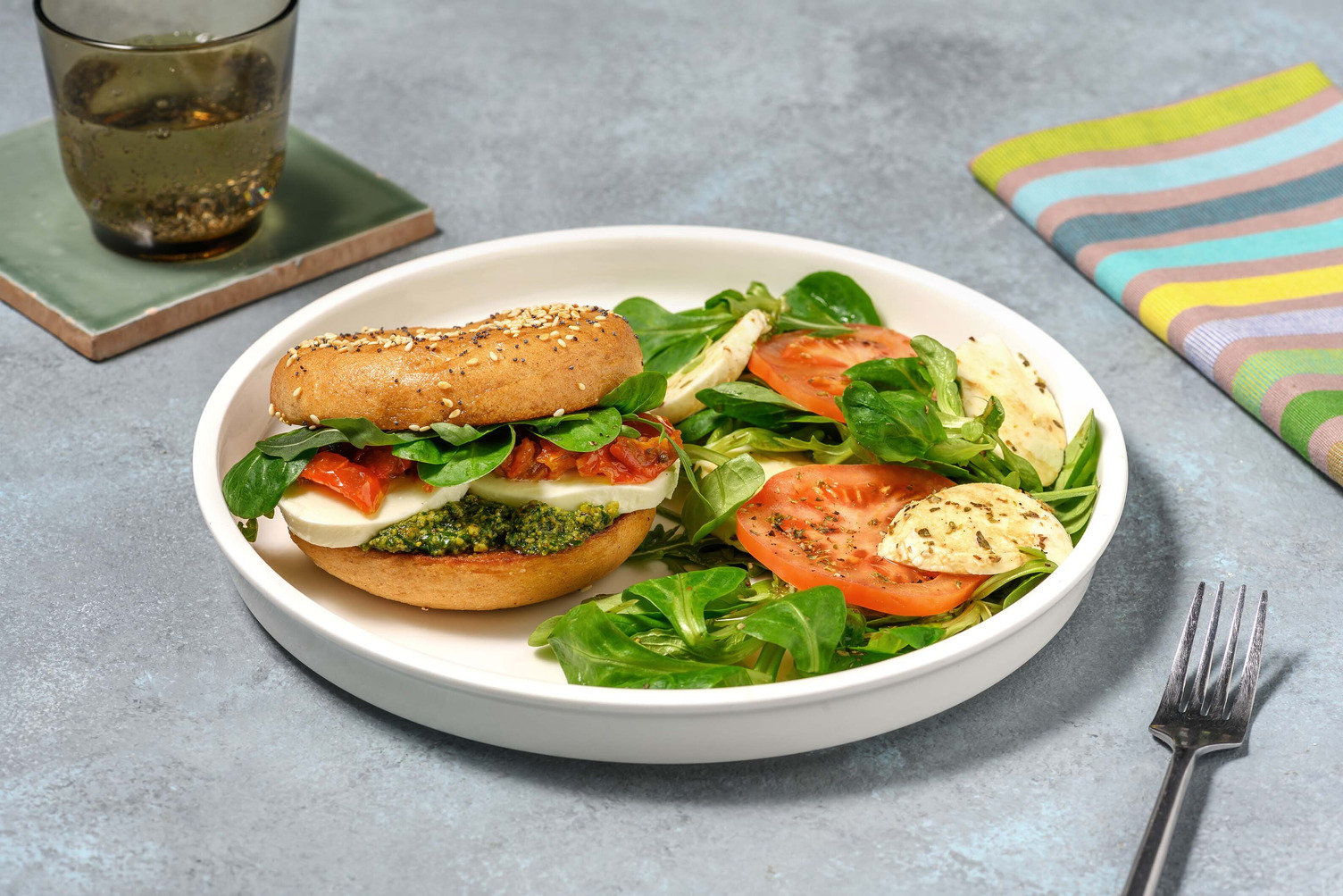 Bagel fior di latte, pesto & tomates séchées