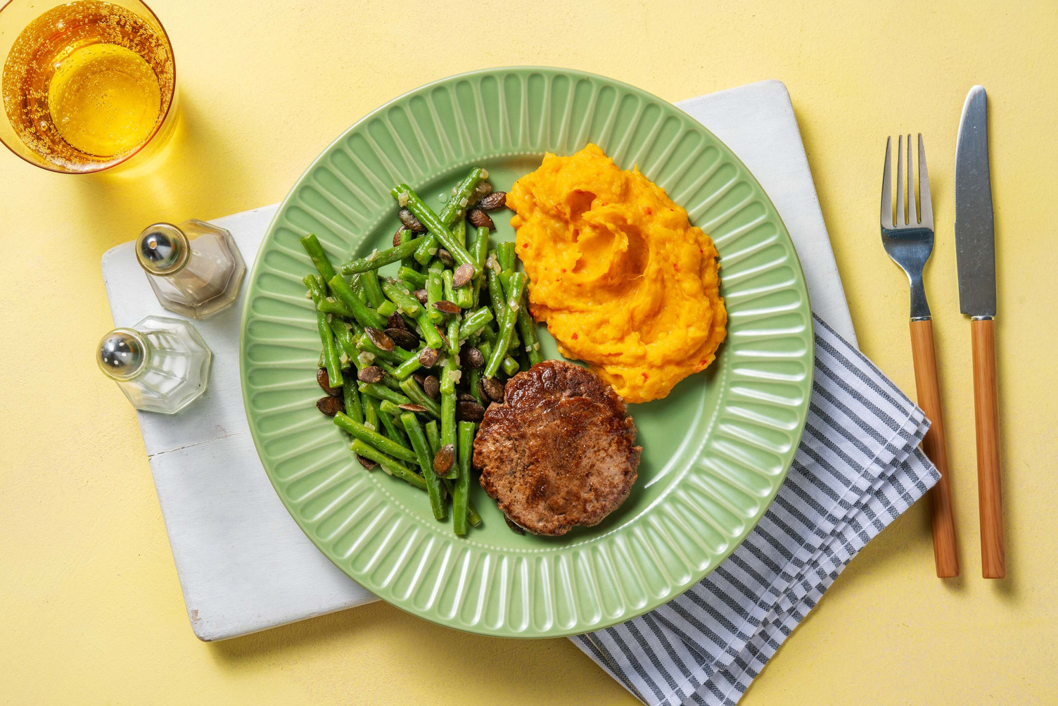 Duitse biefstuk met pikante zoete-aardappelpuree