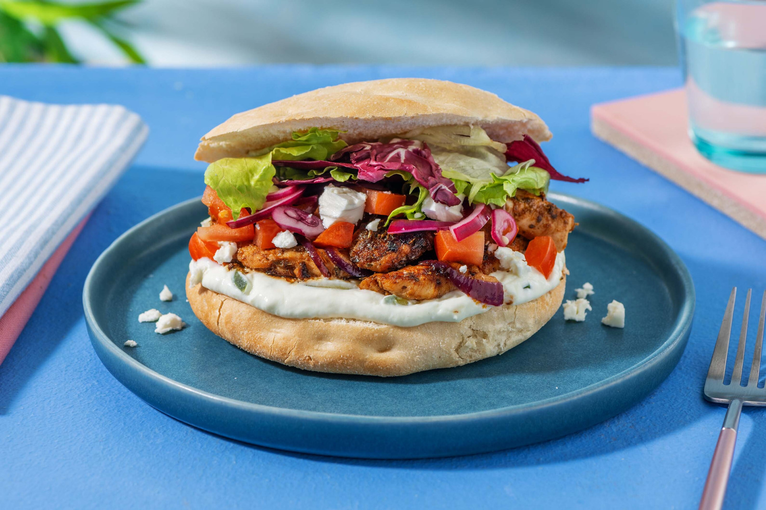 Turks broodje met kip kebab en yoghurt-knoflooksaus