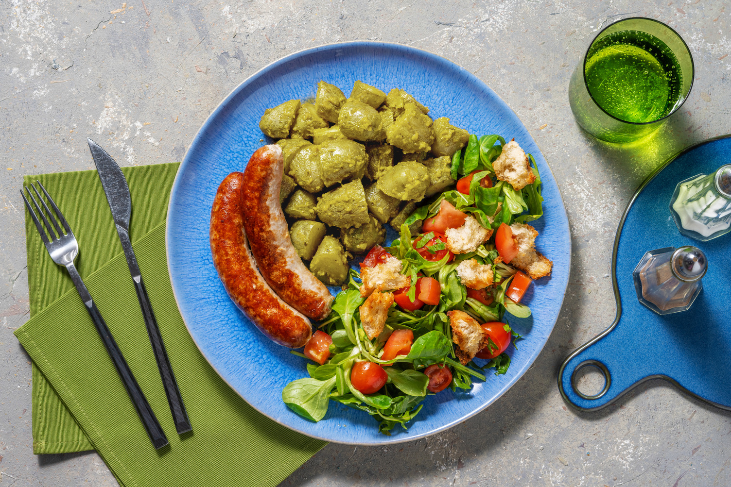 Salchichas de cerdo con patatas al pesto