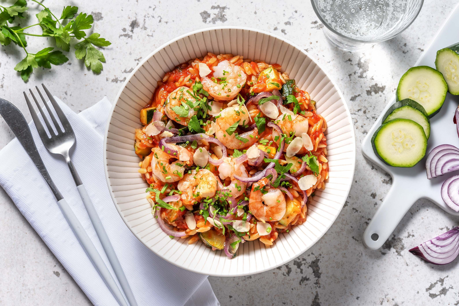 Orzo aux crevettes à l'ail et herbes fraîches