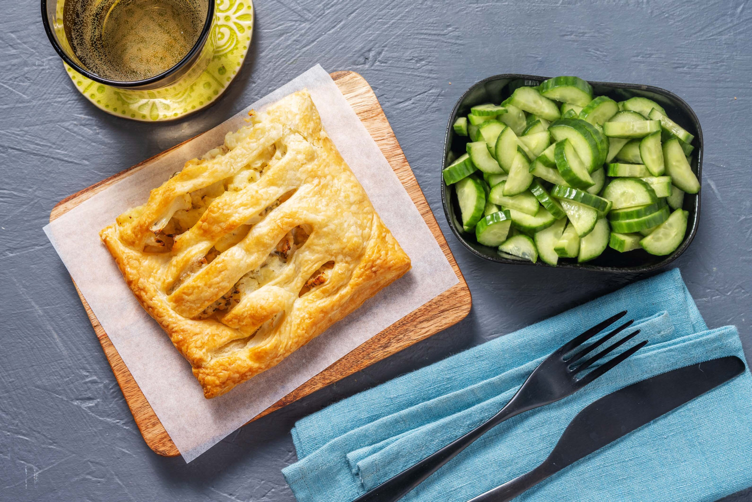 Gevuld bladerdeeg met kipgehakt en broccoli