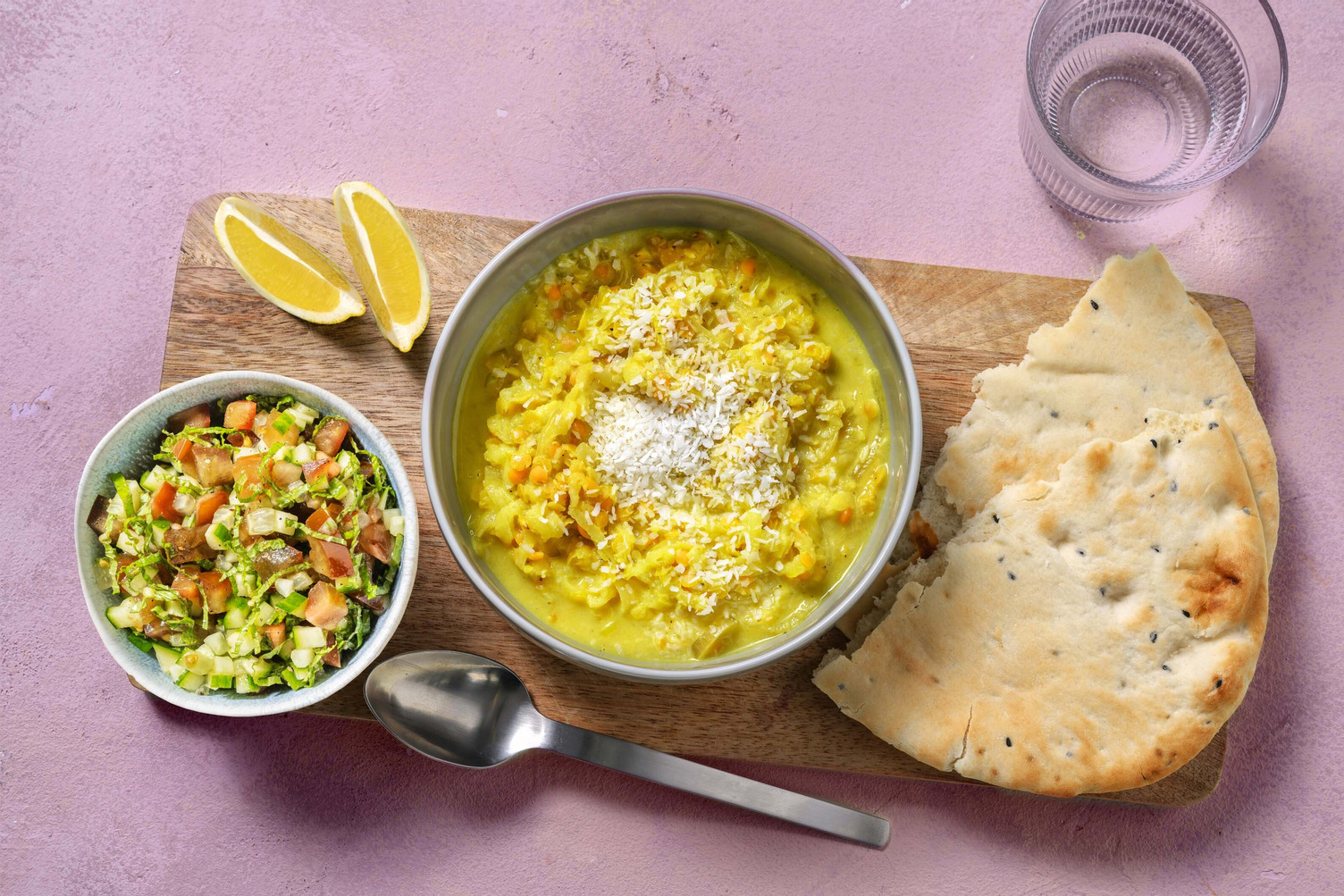 Dahl et pain naan avec salsa de concombre