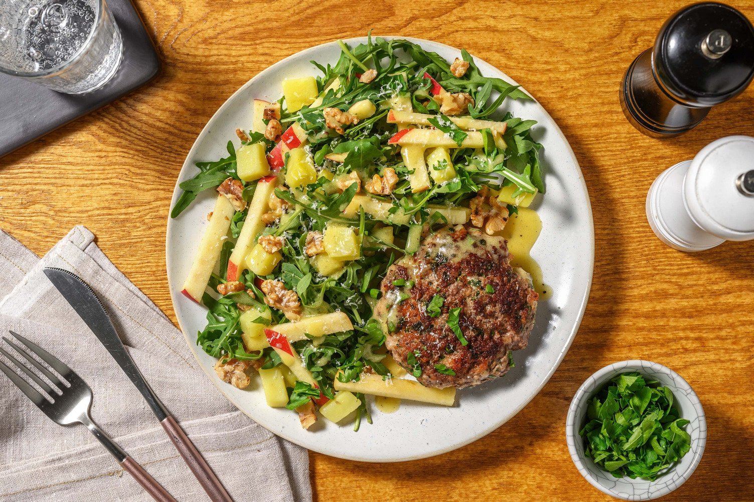 Hamburger di manzo con insalatona e noci