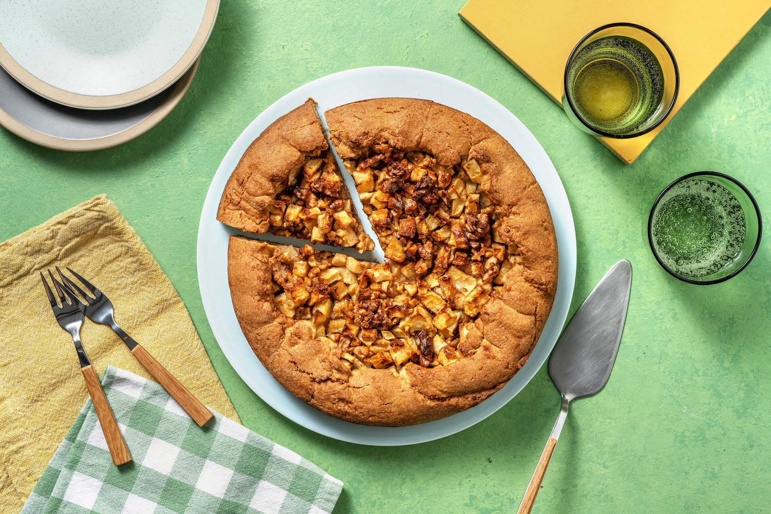 Zelfgemaakte appeltaart met walnoten